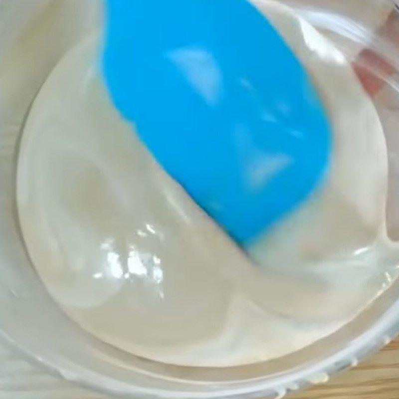 Step 2 Whip the whipping cream and mix with the milk coffee Milk coffee with whipping cream