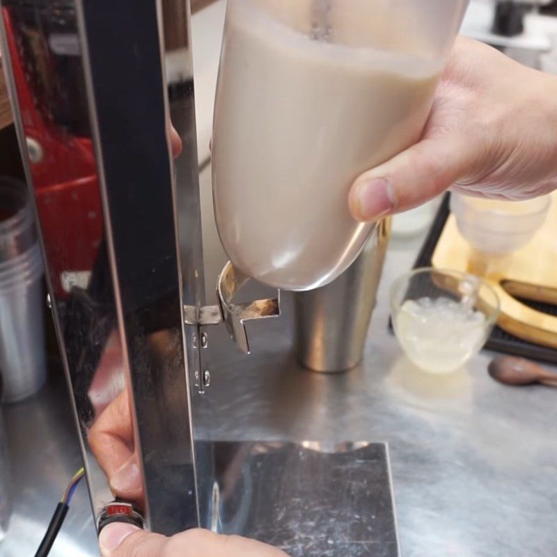 Step 3 Whip the Hokkaido milk tea foam Hokkaido milk tea