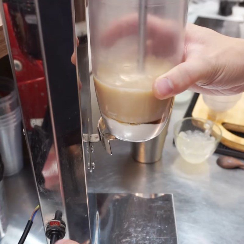 Step 3 Whip the Hokkaido milk tea foam Hokkaido milk tea