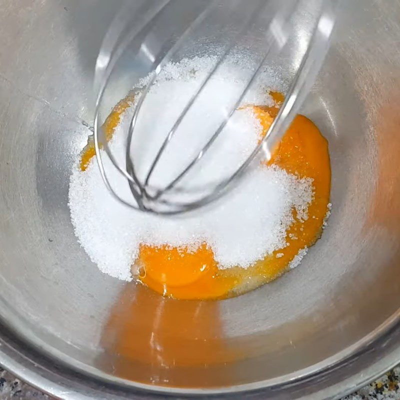 Step 1 Whisk the egg and sugar mixture for coconut ice cream