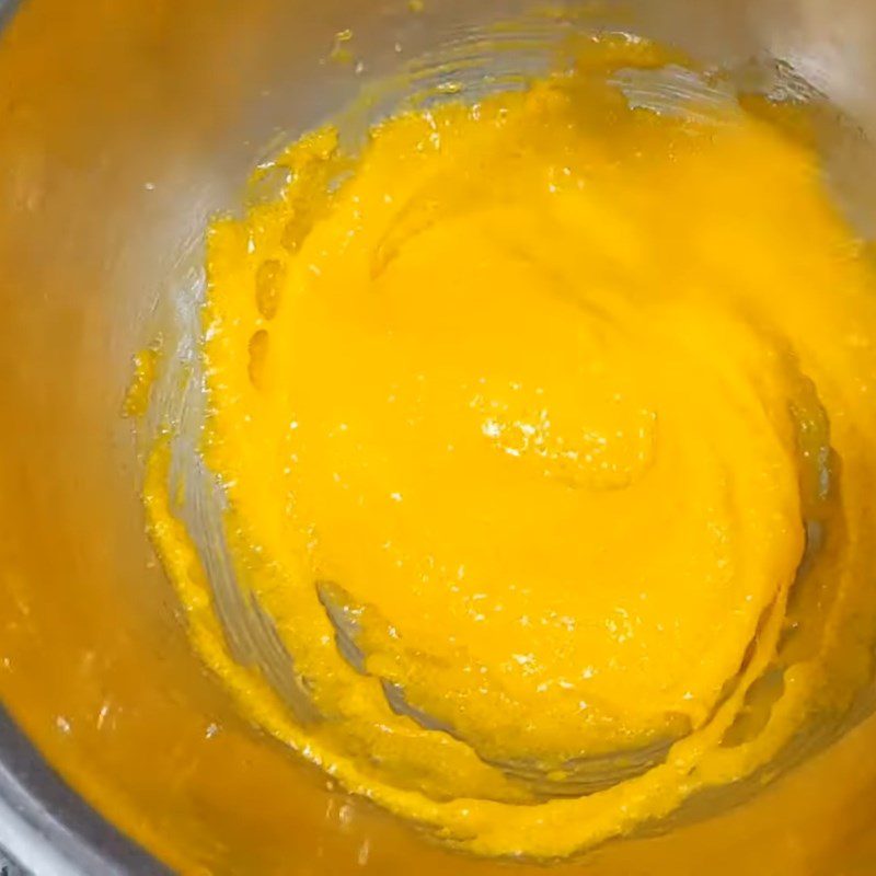 Step 1 Whisk the egg and sugar mixture for coconut ice cream