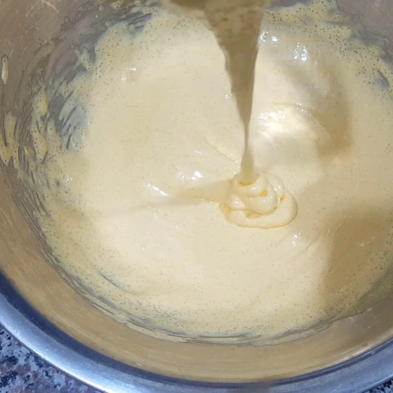 Step 1 Whisk the egg and sugar mixture for coconut ice cream