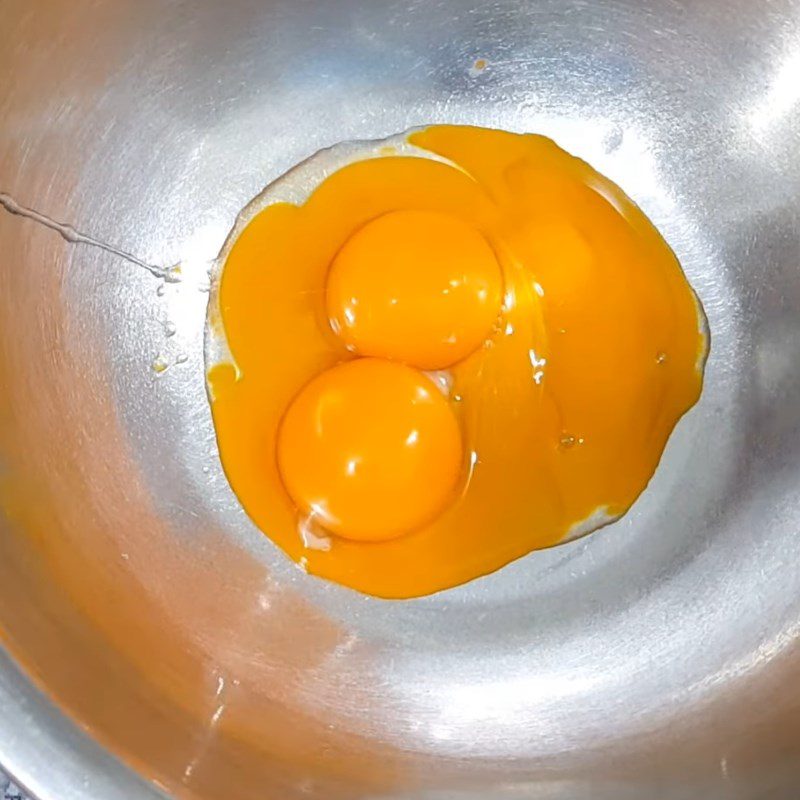 Step 1 Whisk the egg and sugar mixture for coconut ice cream