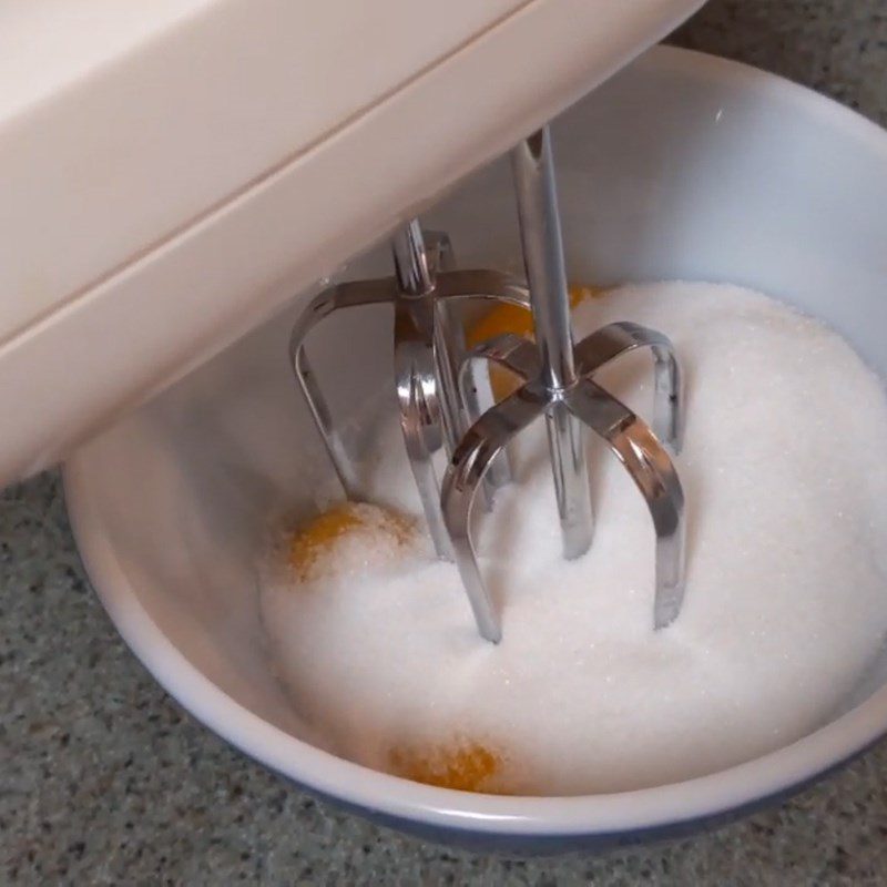 Step 1 Beat eggs with sugar Egg Cream (cold cream)