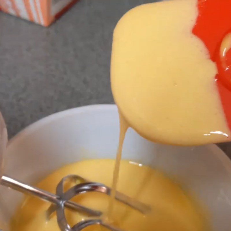 Step 1 Beat eggs with sugar Egg Cream (cold cream)