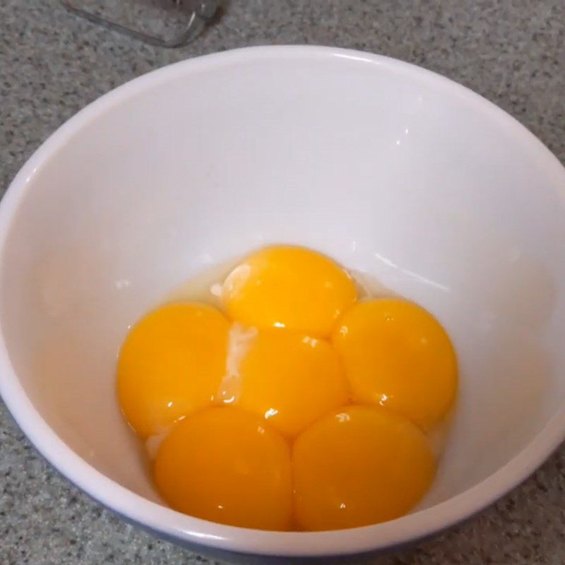 Step 1 Beat eggs with sugar Egg Cream (cold cream)