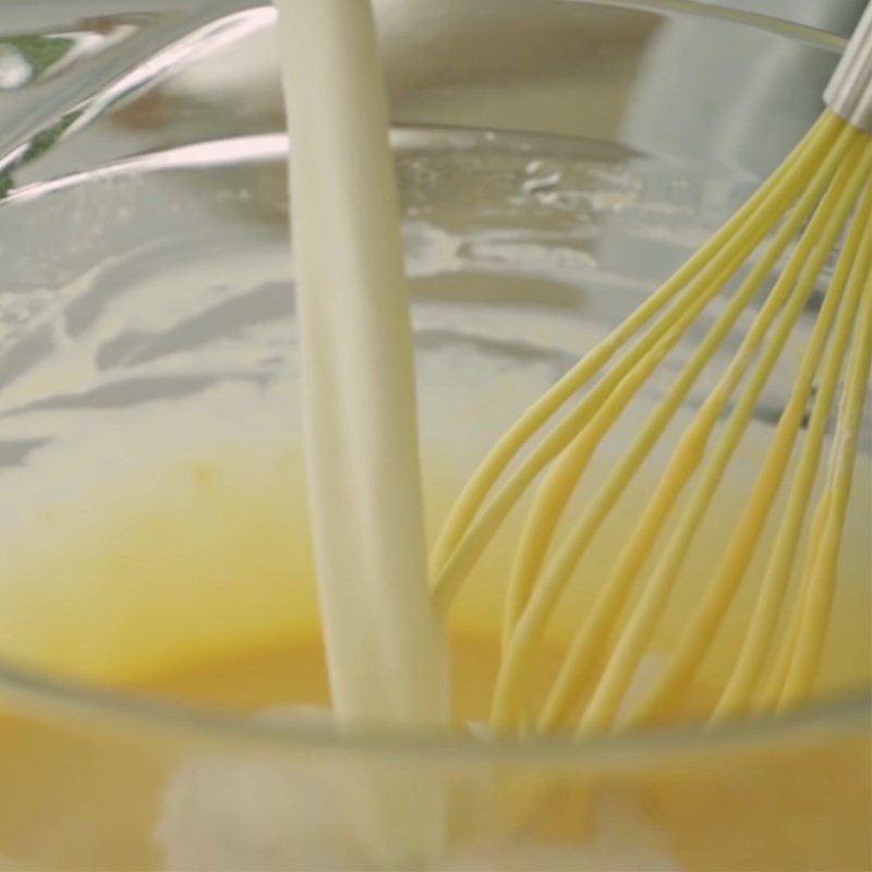 Step 2 Whisking the egg and milk Blueberry thousand-layer crepe