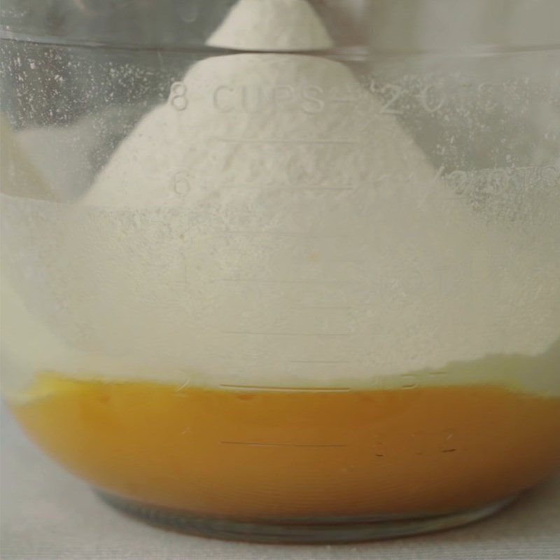 Step 2 Whisking the egg and milk Blueberry thousand-layer crepe