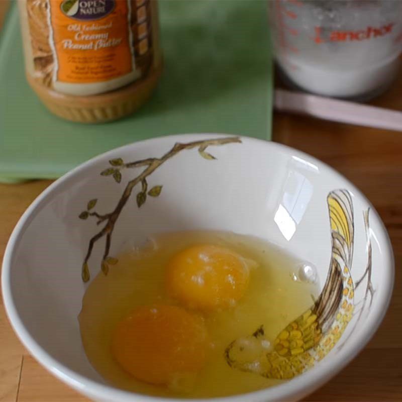 Step 2 Beating eggs for Taiwanese Fried Oyster