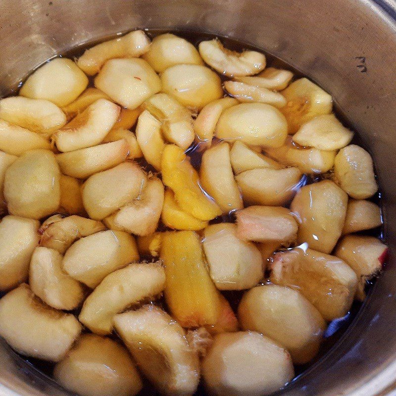Step 3 Cooking peaches and peach syrup (recipe shared by user)