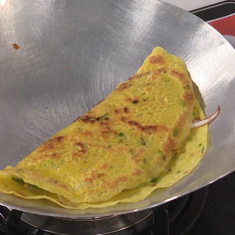 Step 5 Pouring the pancake Seafood pancake