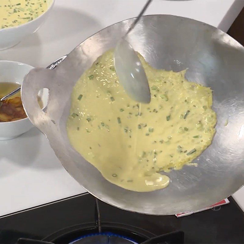 Step 5 Pouring the pancake Seafood pancake