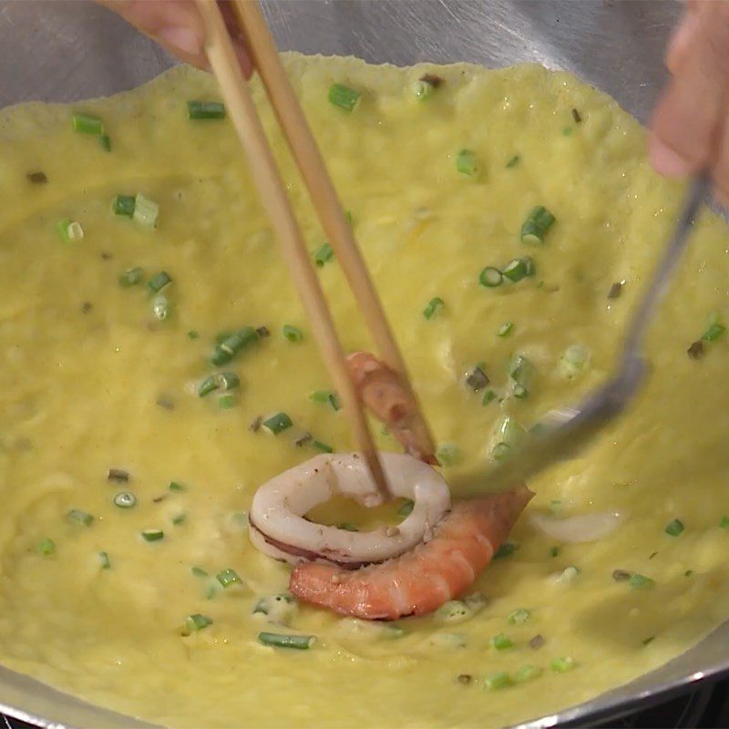 Step 5 Pouring the pancake Seafood pancake