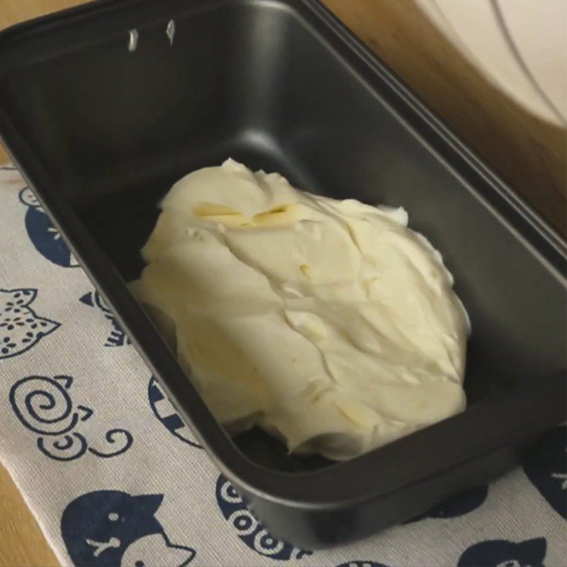 Step 6 Pouring into the mold Strawberry Cheese Yogurt Ice Cream