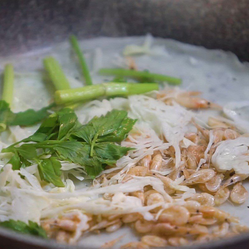 Step 4 Pour the pancake for Thanh Hoa shrimp pancakes
