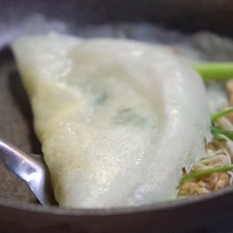 Step 4 Pour the pancake for Thanh Hoa shrimp pancakes
