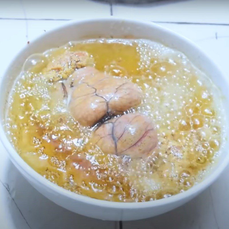 Step 4 Pouring oil into fish eggs Fish Egg Braise with Pepper