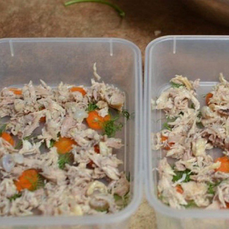 Step 2 Pour into the mold for Chicken cooked in gelatin with chicken eggs, duck eggs
