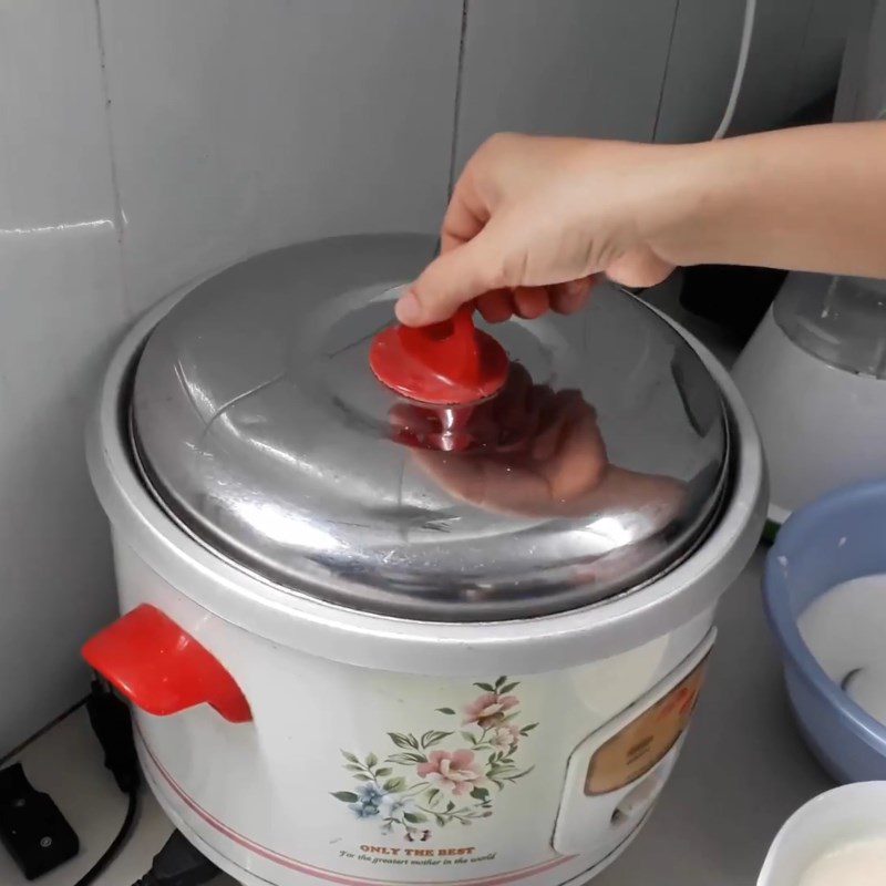 Step 5 Pouring the mold and steaming the cake Pork skin cake using a rice cooker