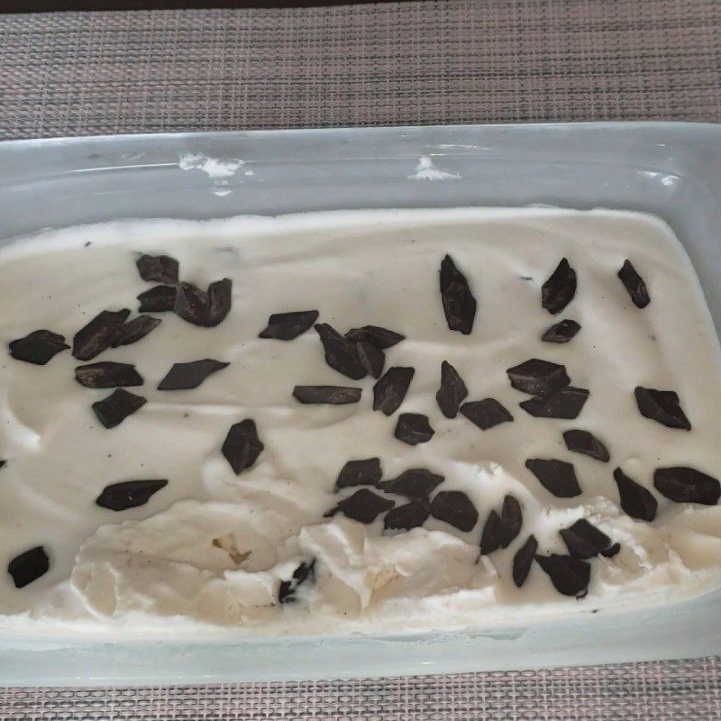 Step 4 Pouring the mold and freezing Strawberry chocolate ice cream