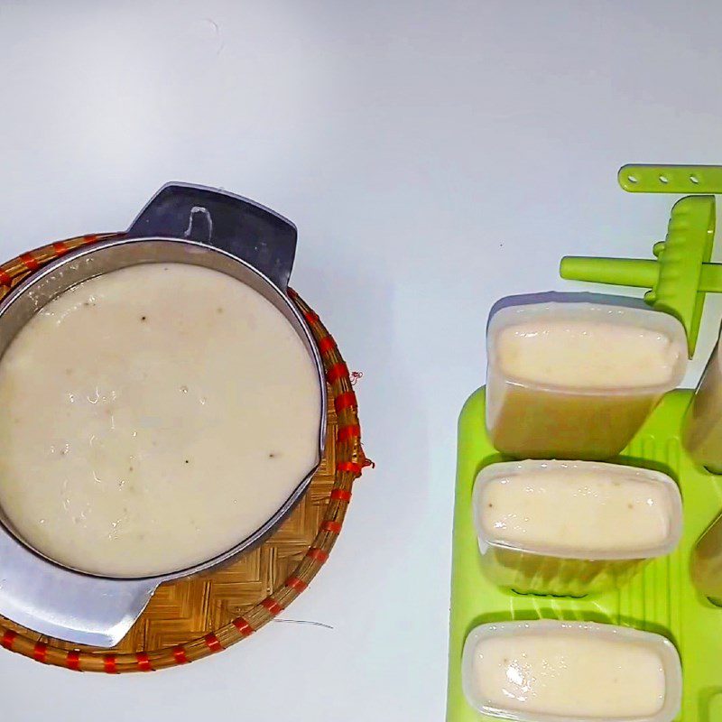 Step 3 Pouring the mold and freezing Banana ice cream from glutinous rice flour