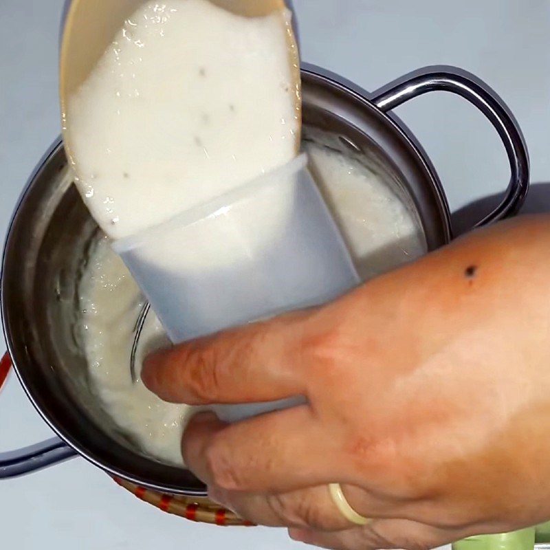 Step 3 Pour into molds and freeze Banana ice cream from sticky rice flour