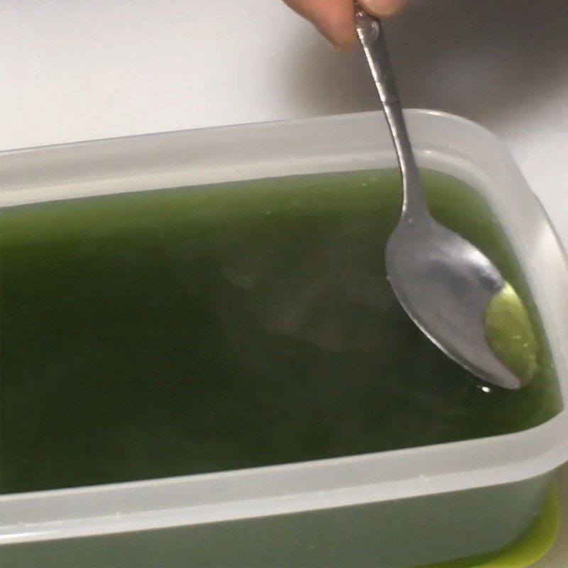 Step 2 Pouring and freezing matcha jelly Matcha jelly milk tea