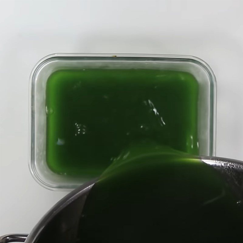 Step 2 Pour into molds and freeze matcha jelly Thai milk tea matcha jelly