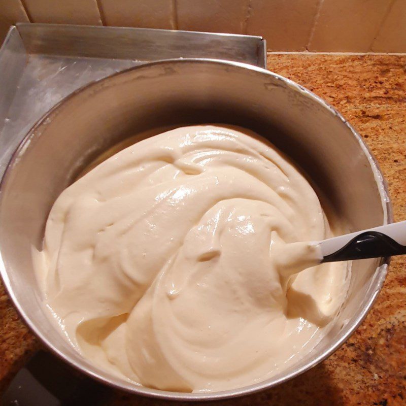 Step 2 Pour into the mold and bake the cake Sponge cake with shrimp sauce