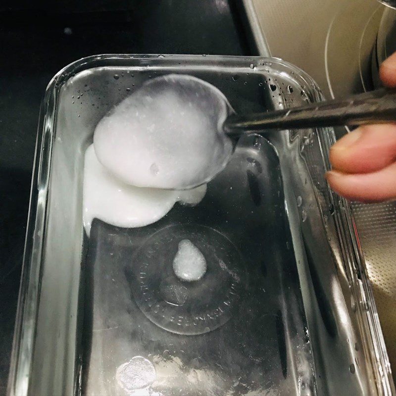 Step 3 Pour the jelly into the mold Coconut milk jelly