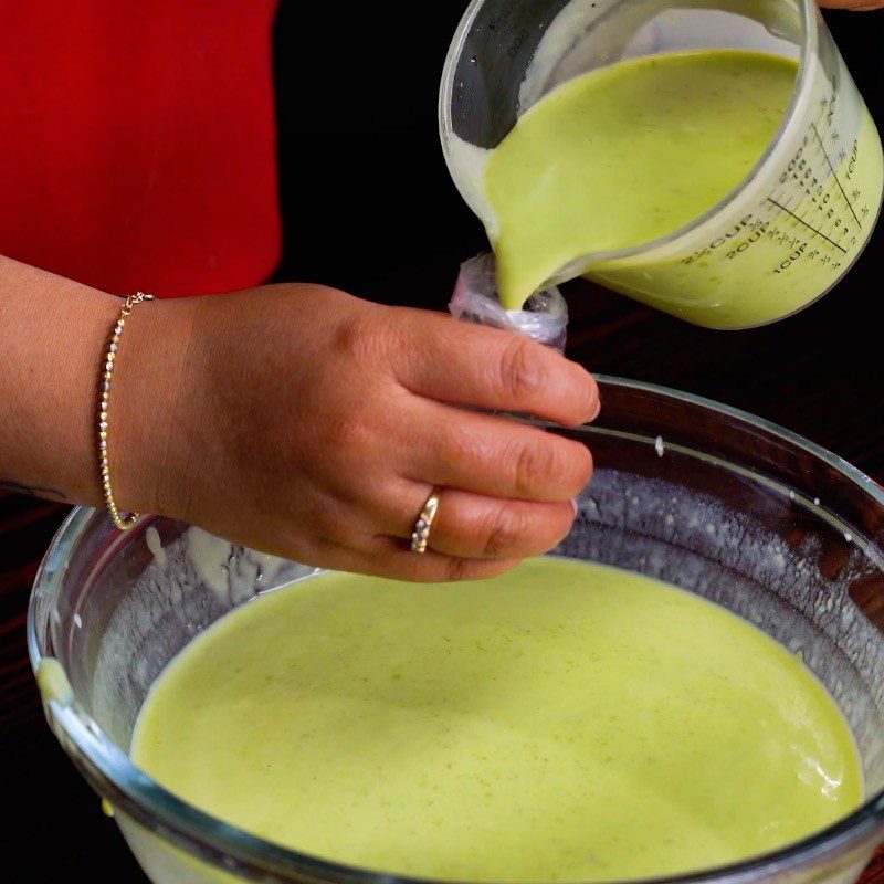 Step 4 Pour into the bag Avocado cream bag