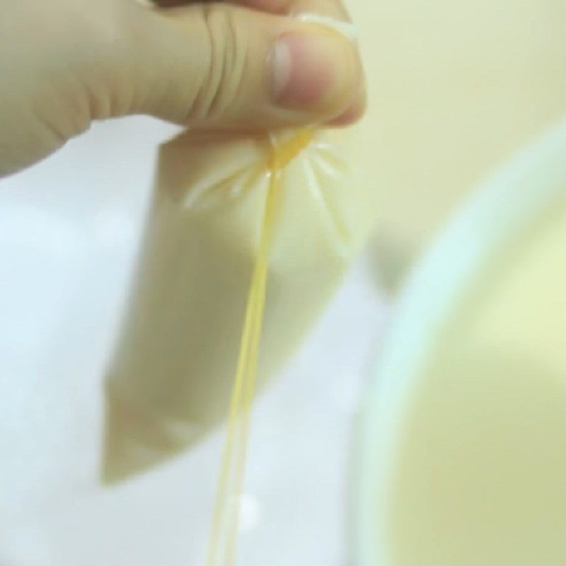 Step 4 Sealing bags and incubating yogurt Mango yogurt bags
