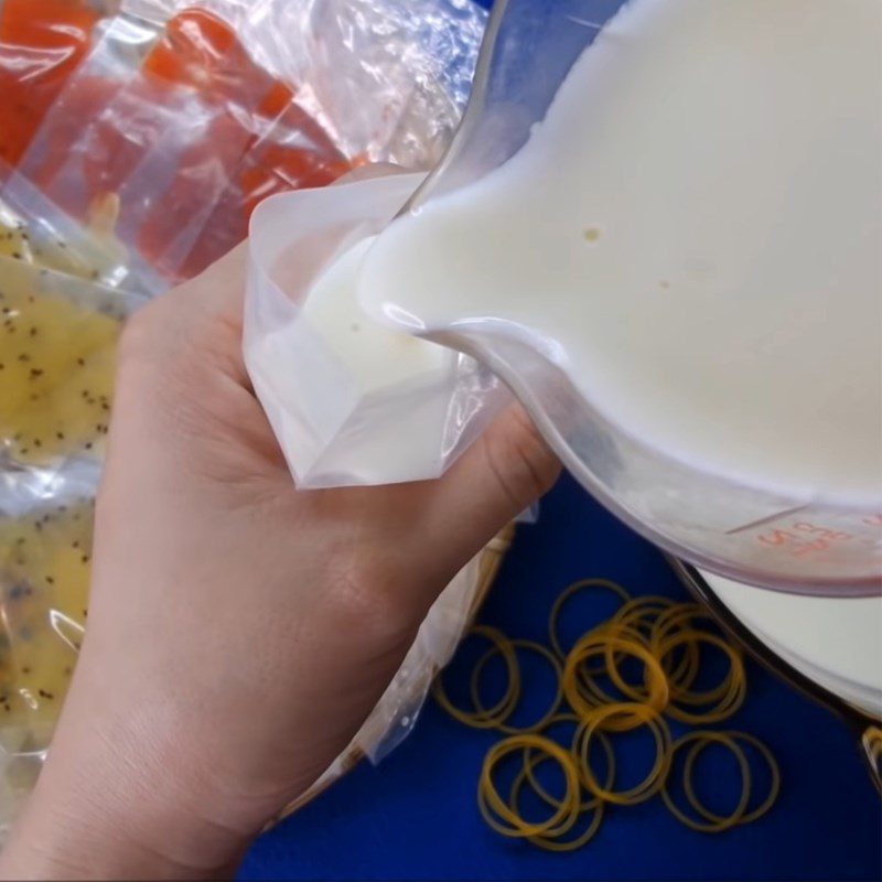 Step 4 Portion the yogurt and fruit sauce into the yogurt fruit bag
