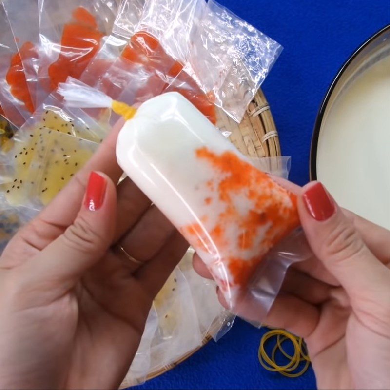 Step 4 Portion the yogurt and fruit sauce into the yogurt fruit bag