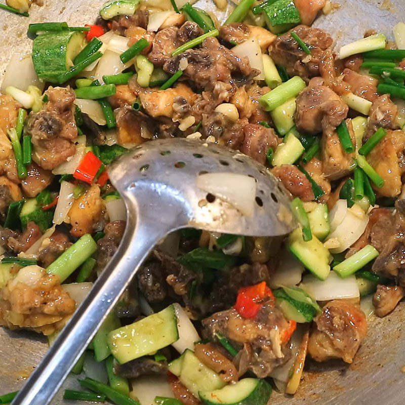 Step 5 Stir-fry cucumber with chicken Cucumber stir-fried chicken