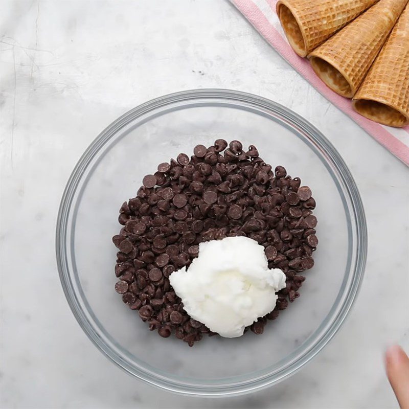 Step 1 Melt the mixture of milk chocolate and coconut oil chocolate Chocolate cone ice cream