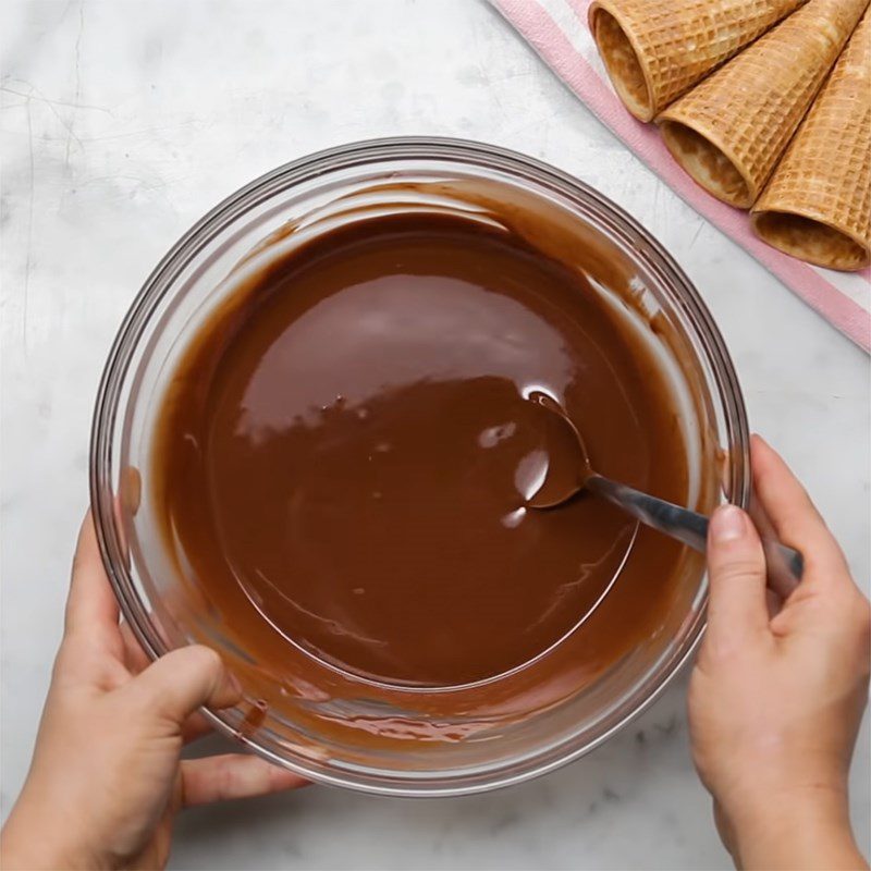 Step 1 Melt the mixture of milk chocolate and coconut oil chocolate Chocolate cone ice cream