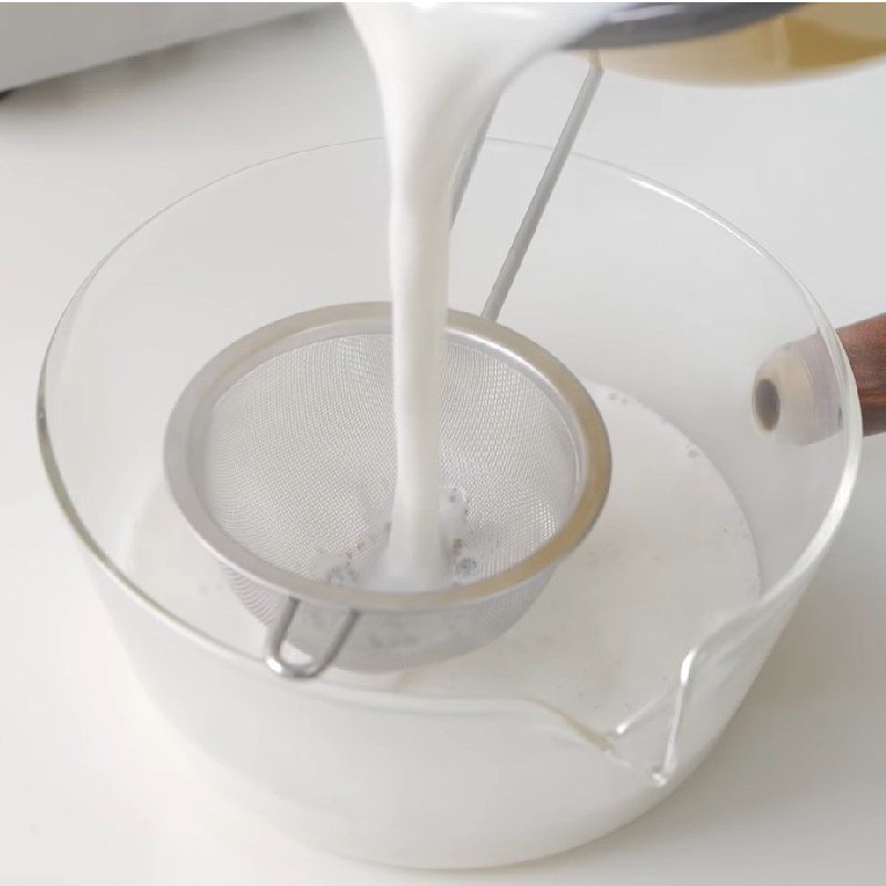 Step 2 Heat the milk mixture and pour into molds Mango sauce Panna cotta