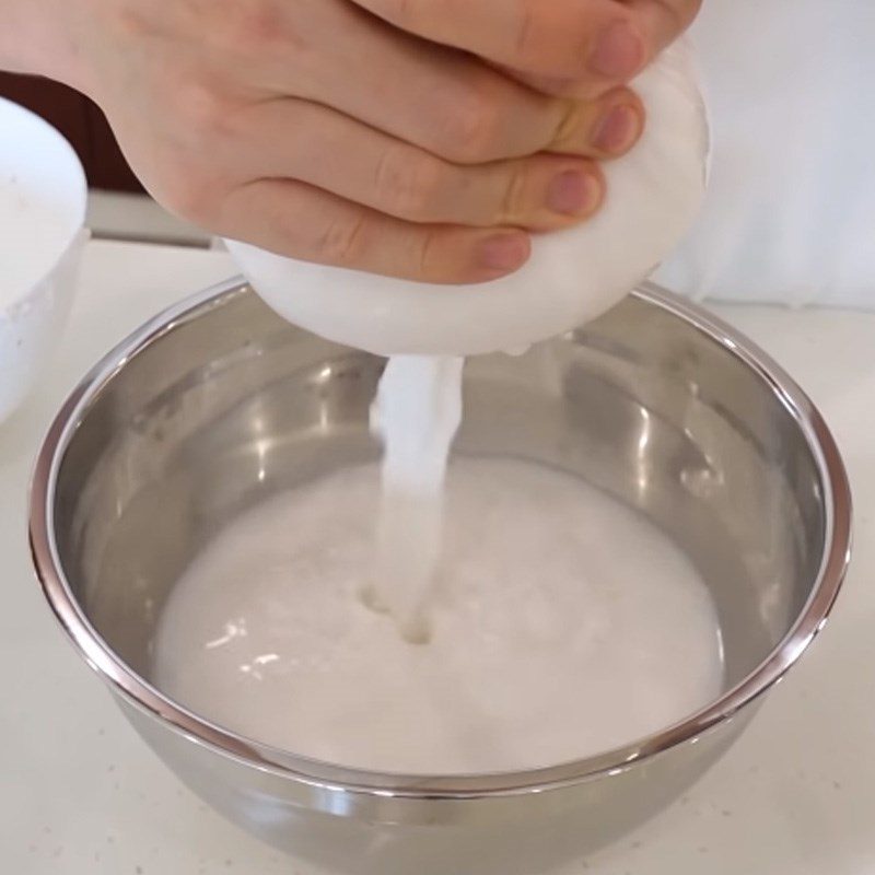 Step 5 Boiling coconut milk Coconut sáp pudding with pandan leaves and coconut milk