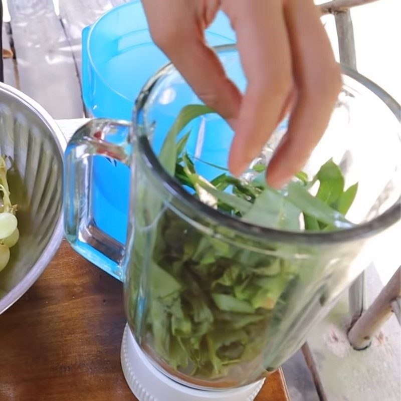 Step 2 Blend and Strain the Mixture for Dandelion Green Grape Juice