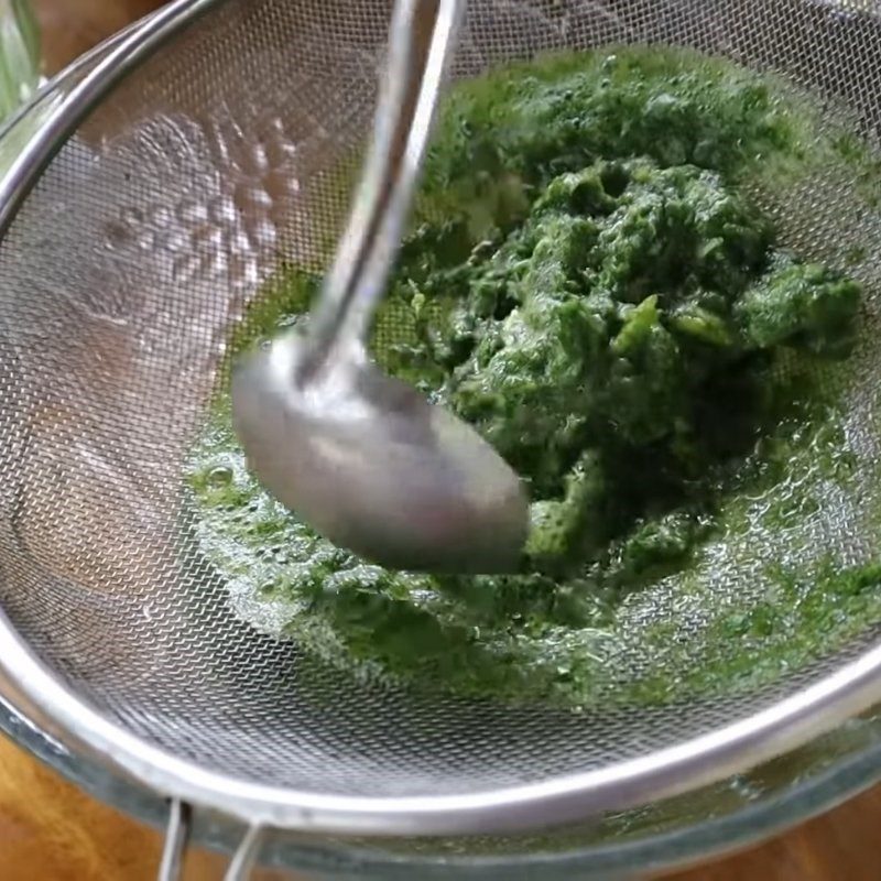 Step 2 Blend and filter the mixture of green grape dandelion juice