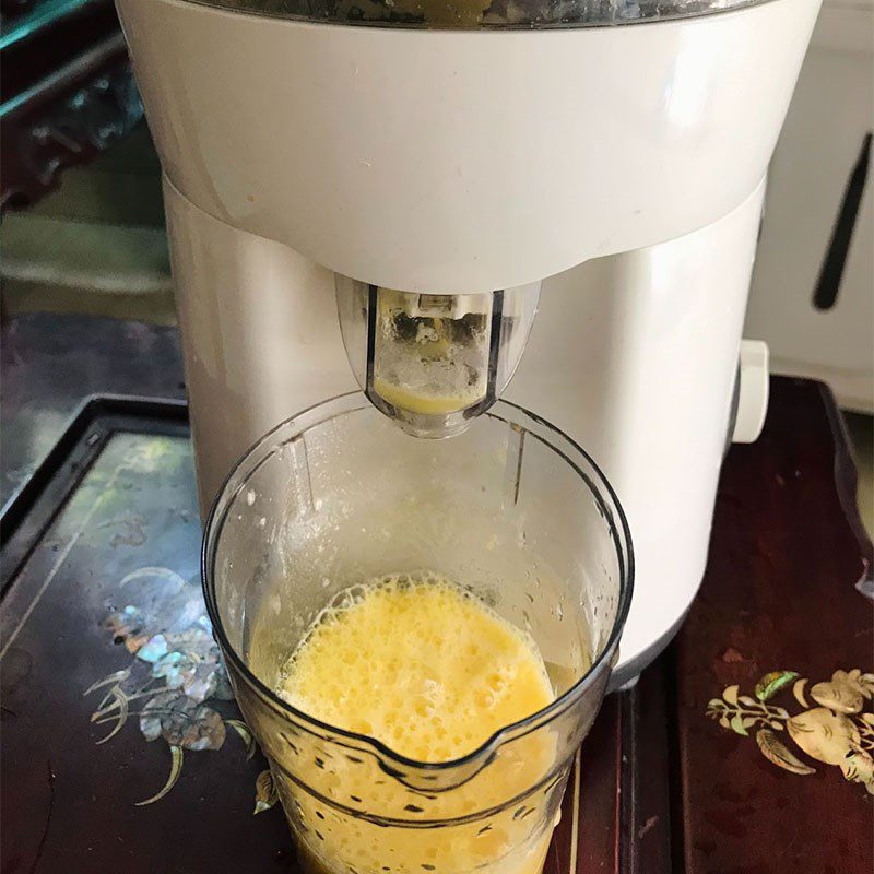 Step 2 Juicing pineapple and carrot Pineapple carrot juice