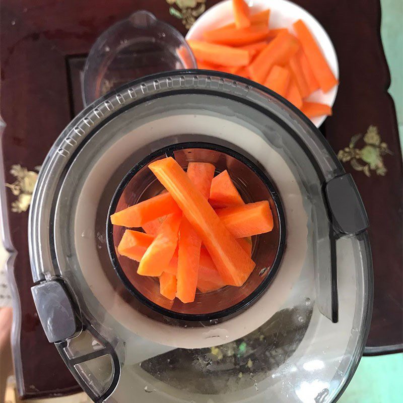Step 2 Juicing pineapple and carrot Pineapple carrot juice