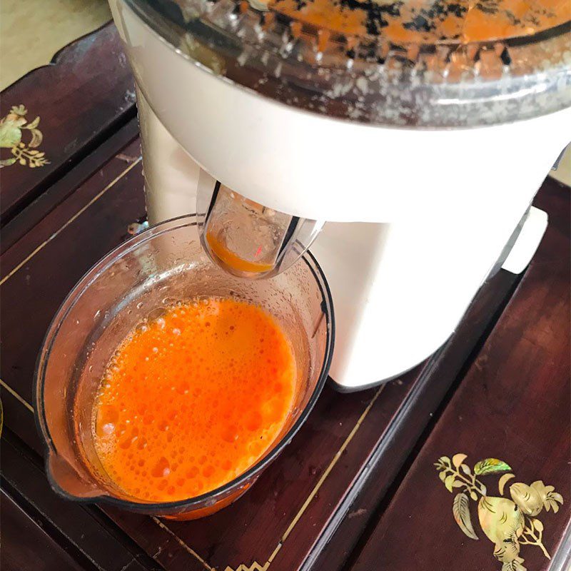 Step 2 Juicing pineapple and carrot Pineapple carrot juice