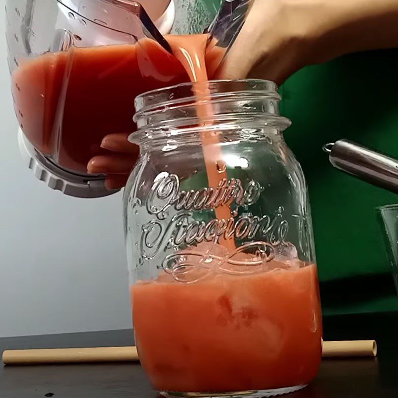 Step 2 Juicing tomatoes Ripe tomato juice