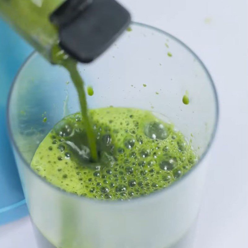 Step 2 Juicing water spinach and bitter melon Water spinach and bitter melon juice