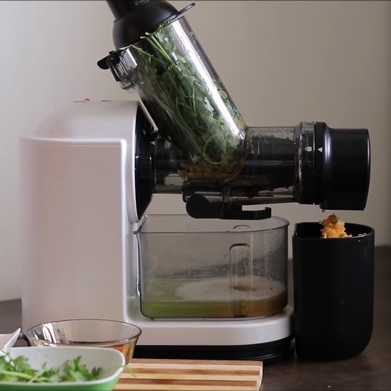 Step 2 Juicing Cucumber Carrot Juice