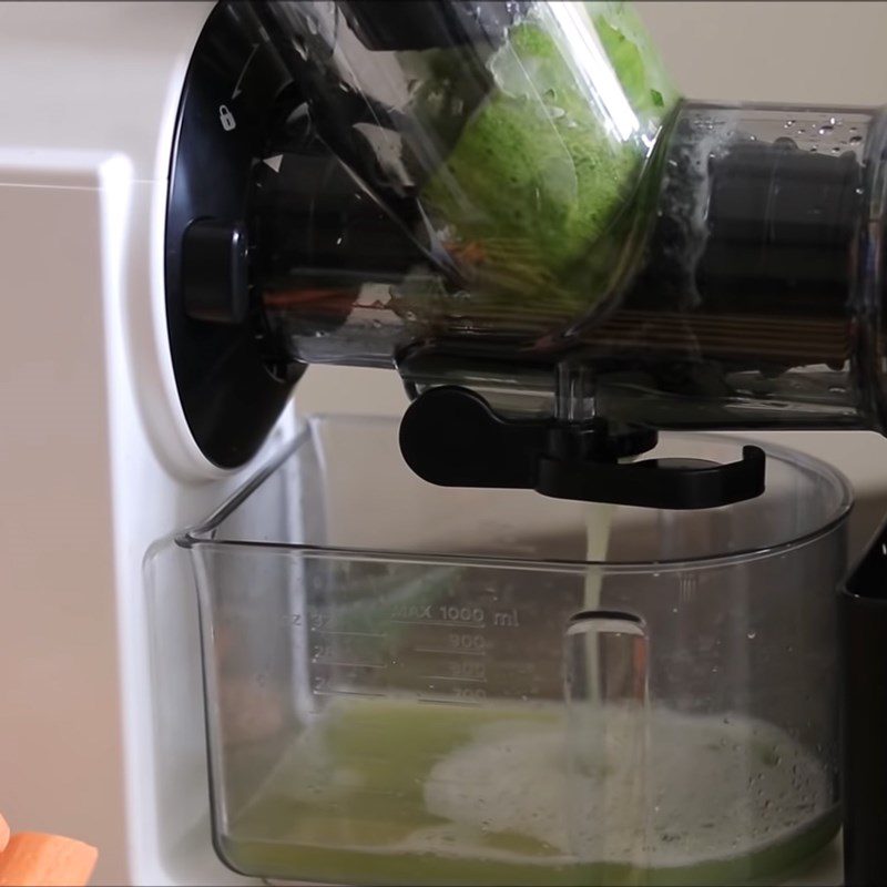 Step 2 Juicing Cucumber Carrot Juice