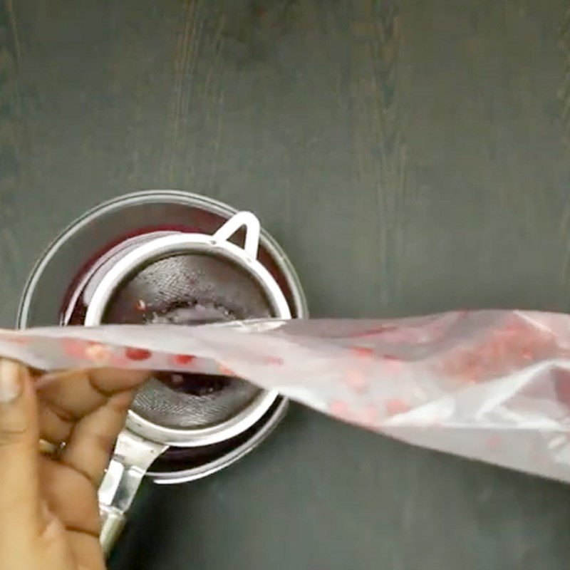 Step 2 Juicing the pomegranate for Pomegranate Jelly with agar powder