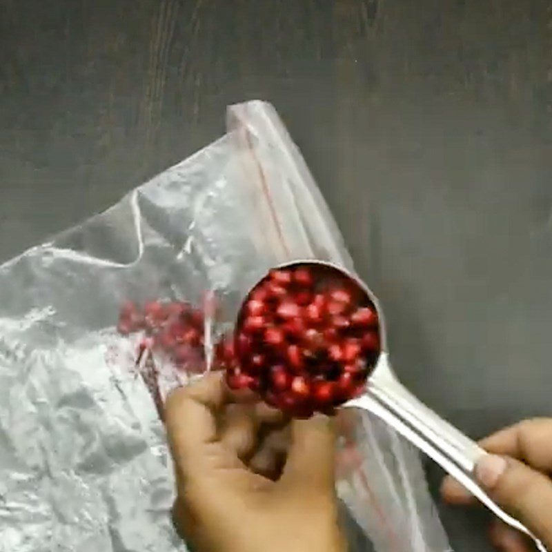 Step 2 Juicing the pomegranate for Pomegranate Jelly with agar powder
